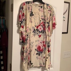 Boutique floral kimono.